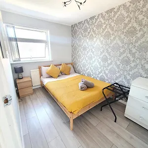 Holiday home Beautiful Character Home, Parking Garden Wifi Self Check-in, Luton (Bedfordshire)