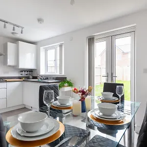 Holiday home New Luton 3 Bedroom House, Contractors & Families, Sleeps 7 With Free Parking & Wifi, Luton (Bedfordshire)