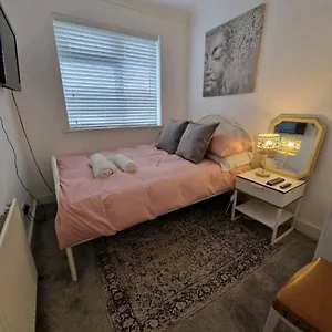 Holiday home Lovely 3 Bedroom House Free Parking, Luton (Bedfordshire)