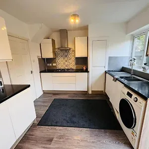 Holiday home 3 Bedroom Modern House In Luton Lu4 0ty - Amazon Prime, Luton (Bedfordshire)