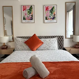  Maison d'hôtes Luton - Newly Renovated Ideal For Short Stay, Close To Airport Train Station, Free Parking Off Street , Luxury Comfort In Price