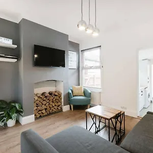 Holiday home Cambridge House - Modern 2 Bedroom House, Close To Luton Airport & Town Centre, Luton (Bedfordshire)